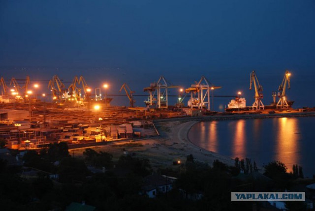 Мариупольский порт эвакуируется в Бердянск