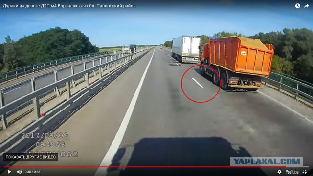 В Воронежской области обочечник жестко встрял между камазами