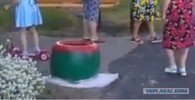 Дожили. В Красноярском крае торжественно открыли асфальт во дворе.