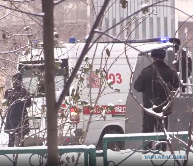 В Жулебино старшеклассник пришел в школу с ножом. Сначала угрожал учителям, сейчас угрожает убить себя