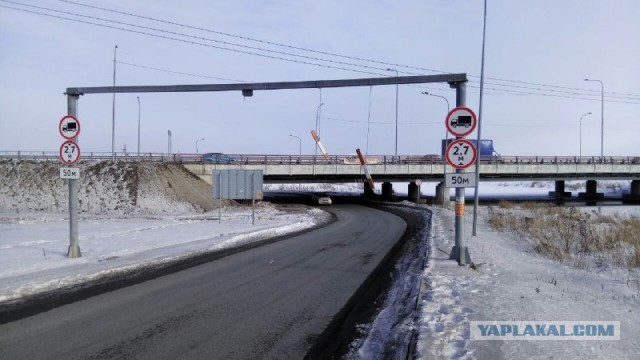 «Мост глупости» на Софийской поймал 170-ю «ГАЗель» и ждет круглое число к юбилею