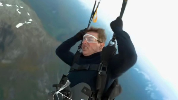 60-летний Том Круз показал очередной экстремальный трюк. Все произошло на съемках очередной части фильма «Миссия: невыполнима»