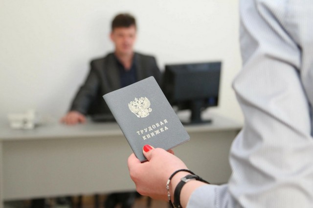 Сервис Superjob выяснил, в каких отраслях России чаще всего берут на работу по знакомству