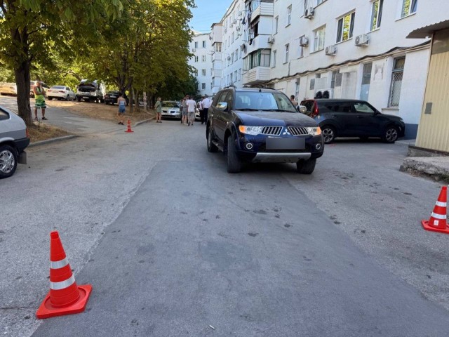 Пенсионерка перепутала педали и насмерть переехала школьницу.