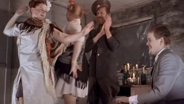 Легким движением руки пальмовый ствол превращается... в 2 лодки