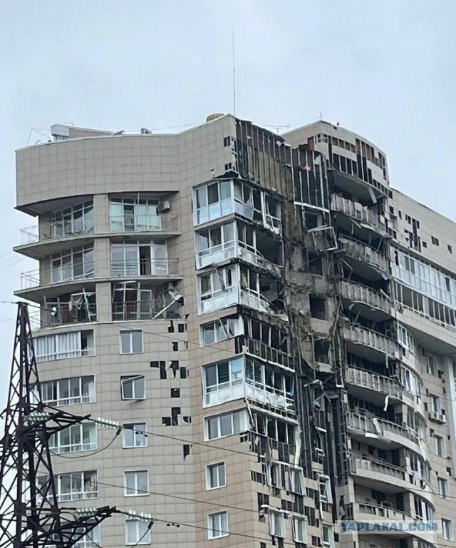 Беспилотник ВСУ влетел в многоквартирный дом в Перми