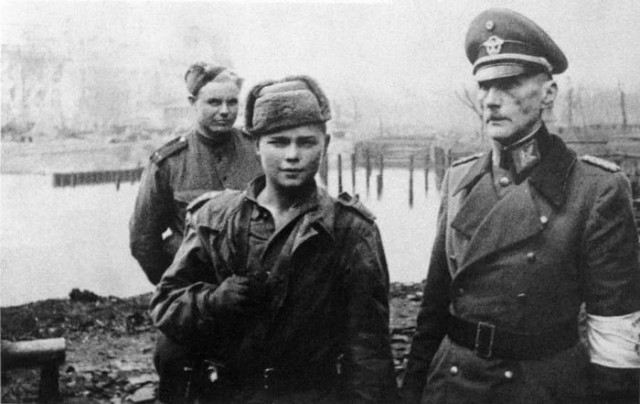 Злые Иваны поймали юного немца. 1945 г.