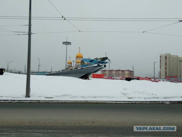 Самолет во дворе
