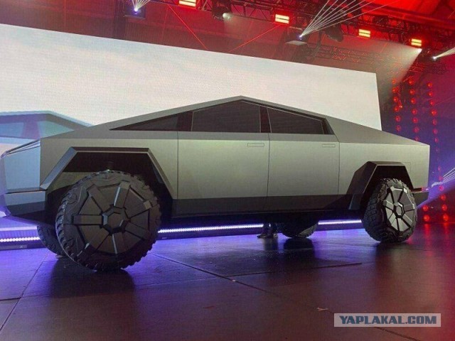 Почему американские скафандры....