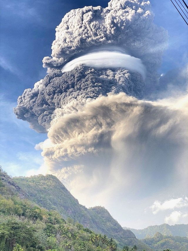 На острове Сент-Винсент в Карибском море вот так эффектно бабахнул вулкан Суфриер, засыпав пеплом всё вокруг