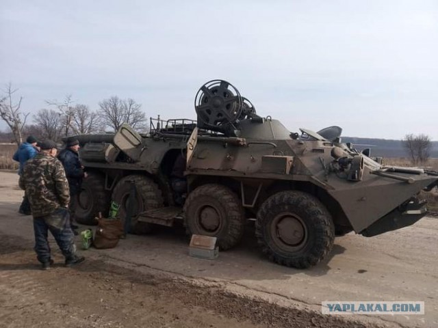 Местные жители и российский танк
