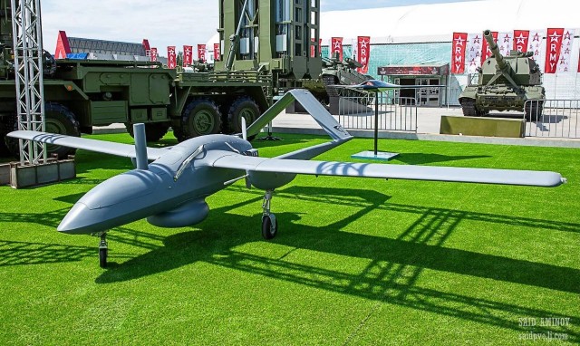 Украинские СМИ публикуют кадры с поражением неопознанного беспилотника над Киевом средствами ПВО