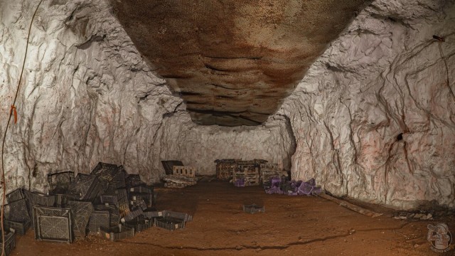 Показываю где "прятали" дефицит в СССР — это огромный подземный холодильник. Его вместимость 200 ЖД вагонов провизии!