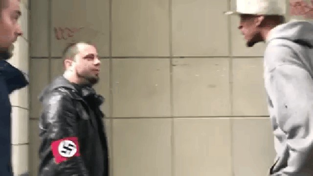 Атланта, штат Джорджия. Мужчину в необычном «костюме на Хэллоуин» выгнали из местного бара «Афины», в он ответ ударил женщину.