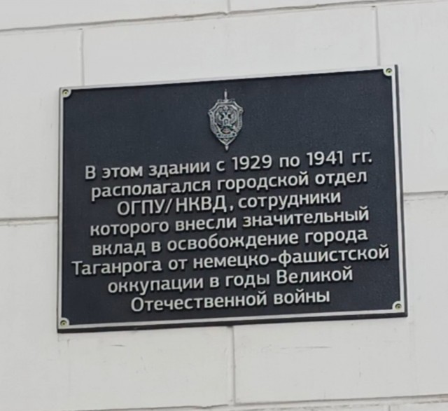 Прямо сейчас возле мэрии коммунальщики заколачивают досками памятник Пушкину