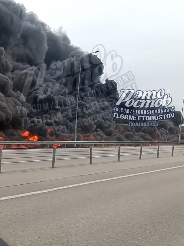 Бензовоз загорелся во время ДТП на трассе между Ростовом и Таганрогом