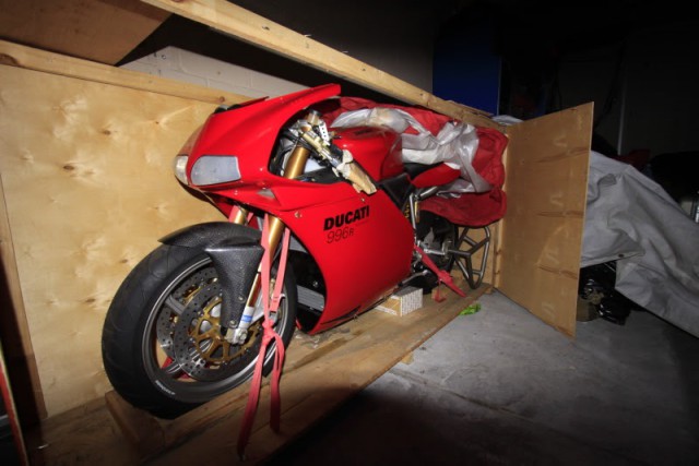 Забытый владельцем: новый Ducati 996R в заводском ящике