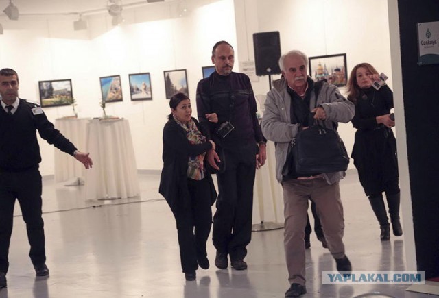 "Я думал, это трюк": фотограф AP рассказал о моменте убийства посла РФ