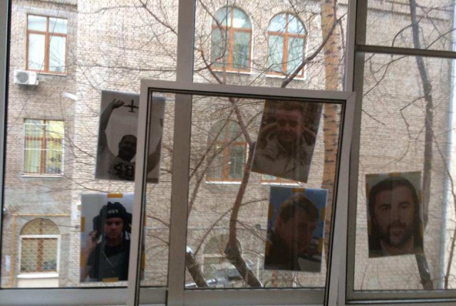 Божена Рынска сообщила о «нападении»: ей обклеили окна портретами погибших журналистов