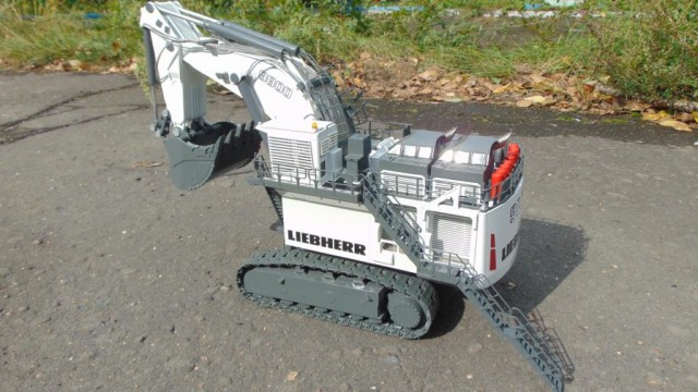 LIEBHERR R9800 Радиоуправляемая дилерская модель экскаватора в 50 масштабе