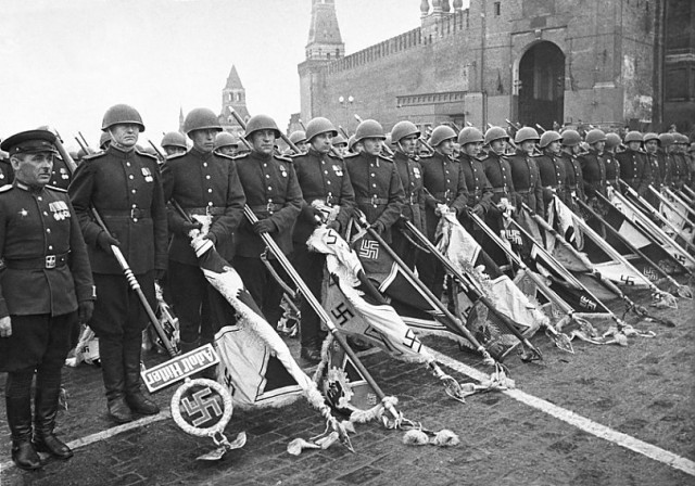 С памятника Калашникову спилили схему немецкой винтовки