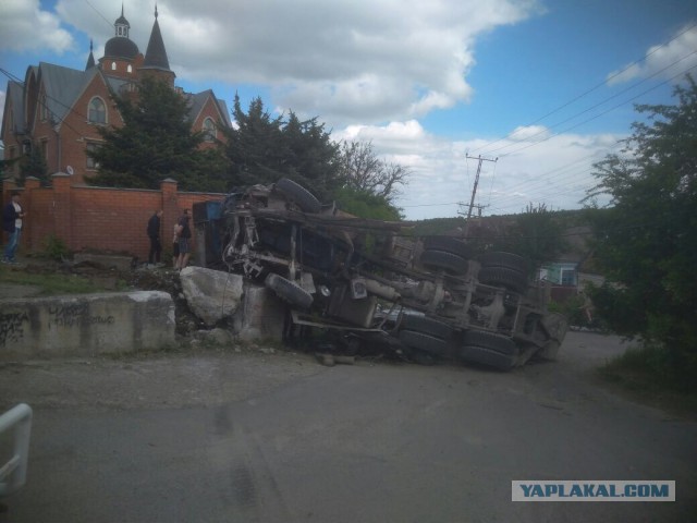 В Ставрополе в ДТП с бетономешалкой погибли два человека.