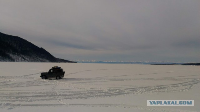 Застрявшие во льдах Байкала. Фотографии авто "любителей льда" от МЧС