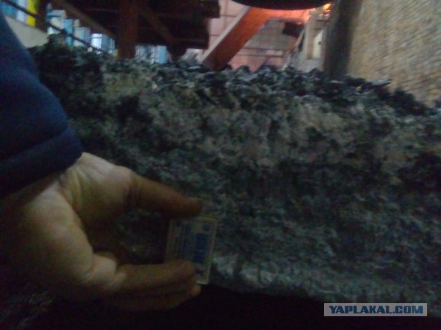 Две тысячи тонн расплавленного чугуна и люди, бросающие в металл огнеупоры