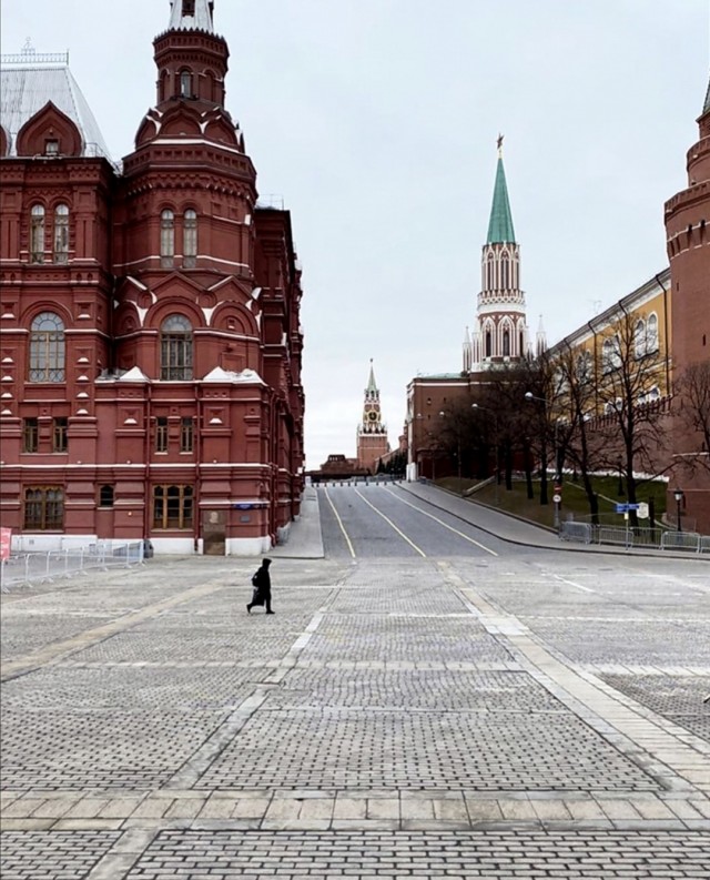 Москва официально находится на самоизоляции. Почти пустая Москва
