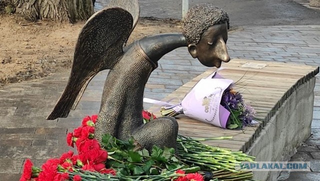 На набережной Карповки тайно открыли скульптуру «Печальный ангел» в память о погибших от коронавируса врачах