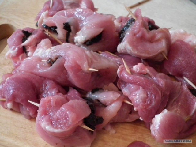 Мясо с черносливом в горчичном соусе