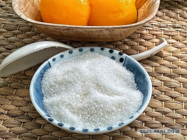 Быстро-вкусно: пирог на сметане с персиками