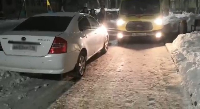 В Набережных Челнах мужчина отказался убрать автомобиль, мешавший проезду скорой помощи