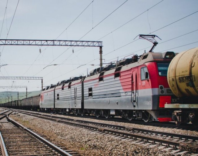 Какой смысл вставлять локомотив в середину состава между вагонами⁠⁠