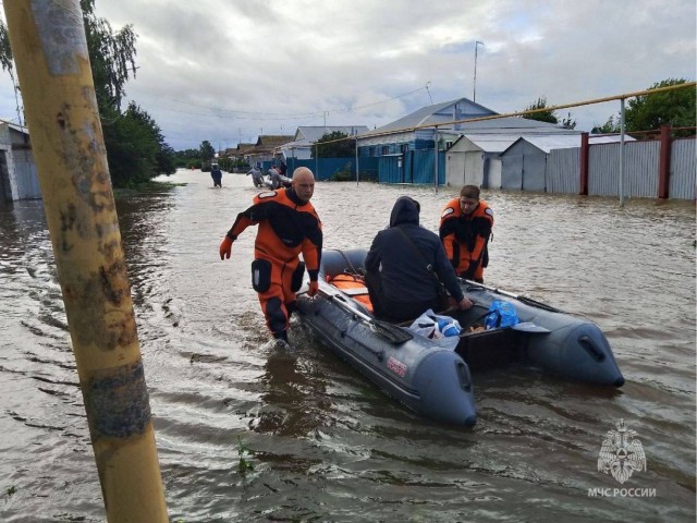 В Челябинске начали водосброс на дамбе