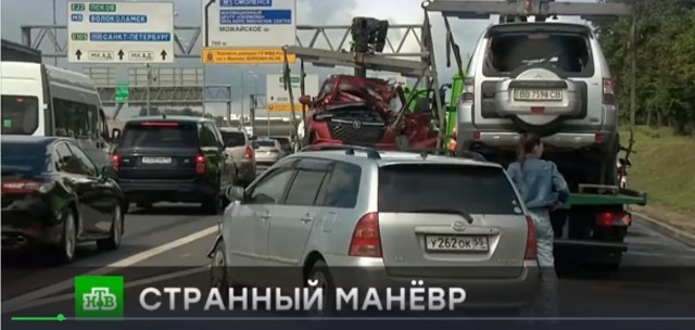 На МКАД джип вылетел на встречку и лоб в лоб врезался с другим авто