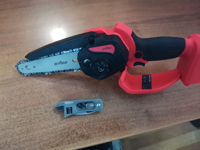 C чем посетители пытались пройти в зал суда