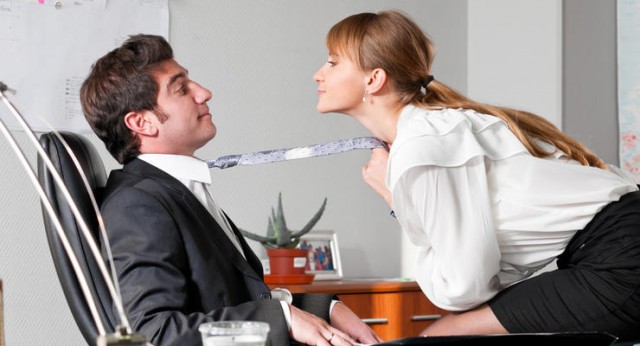 Женатых сотрудников хотят штрафовать за флирт на работе