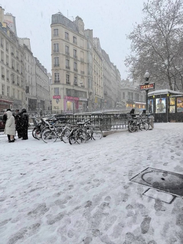 Париж негодуэ.