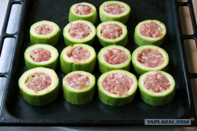 Закуска, котлета в кабачке.