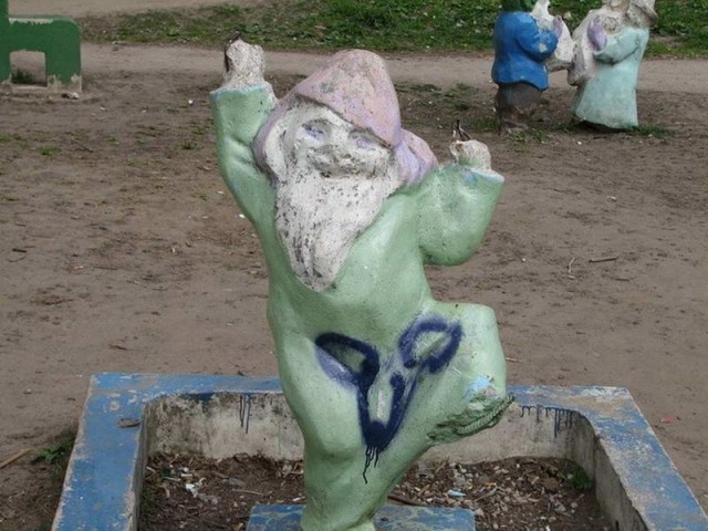 18 странных скульптур на детских площадках, которые невозможно забыть