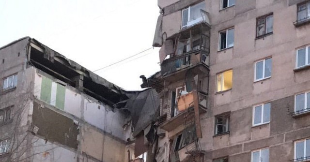 В Магнитогорске в результате взрыва газа обрушился подъезд дома