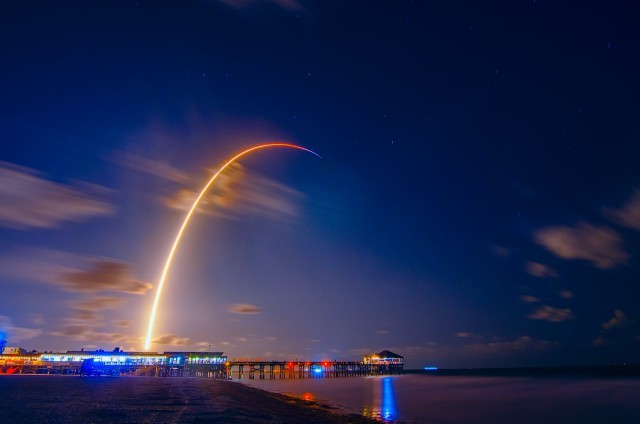 SpaceX запустила ракету Falcon 9 с первыми 60 коммуникационными спутниками системы Starlink
