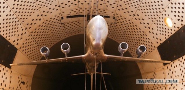 Гружённая Мрия Ан-225 машет крыльями по прибытию в Варшаву