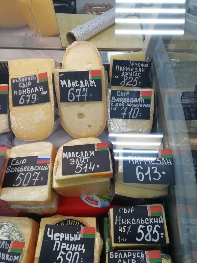 Россияне в целях экономии постепенно переходят на "сырный" продукт