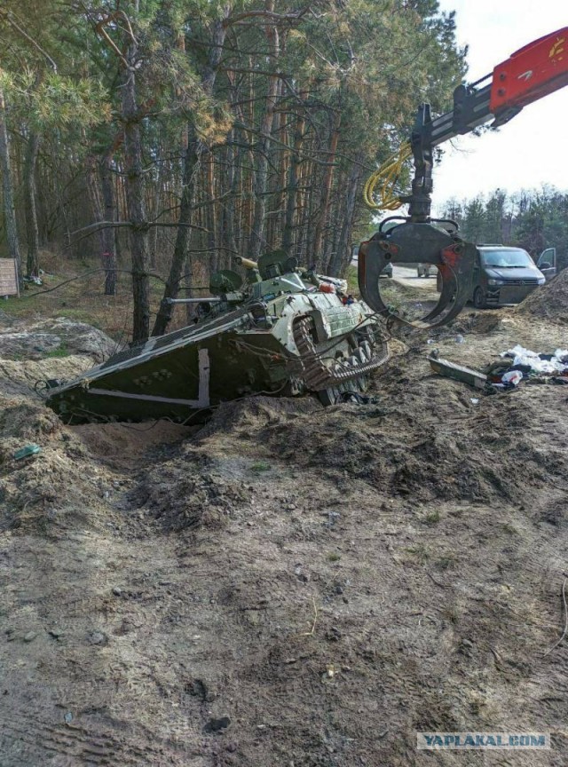 Танк стреляет в упор