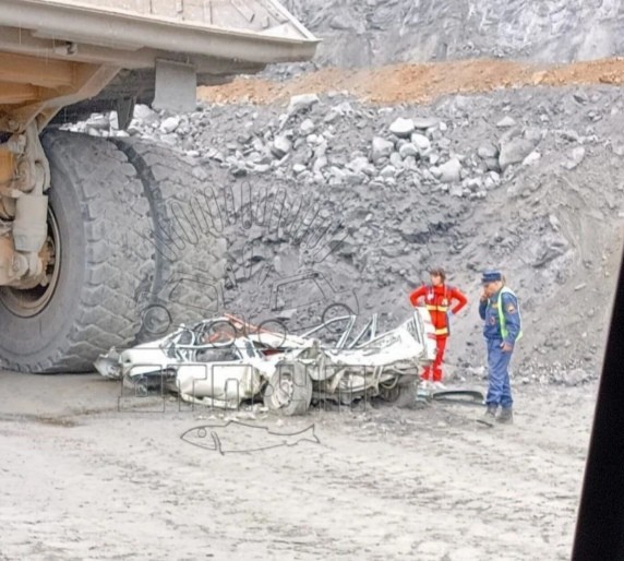 Большегрузный самосвал раздавил автомобиль с людьми