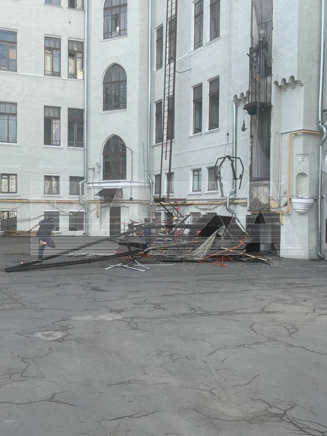 Шахта лифта обрушилась в Бобровом переулке в Москве во время ремонта