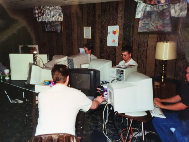 Quake II по локалке, типичная вечеринка, 1998 год.