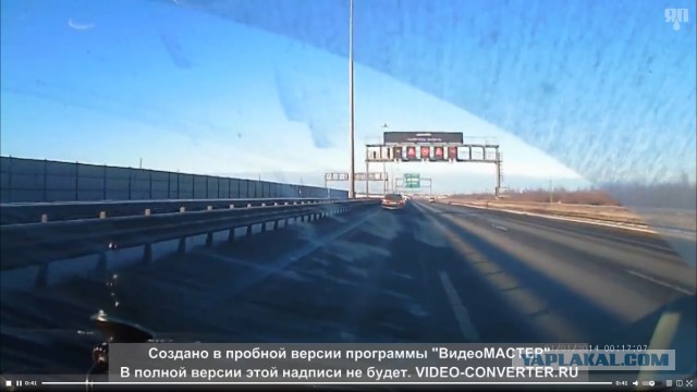 Я дама, я на автомагистрали, я тошню в левом 90! И чего он ко мне придрался?